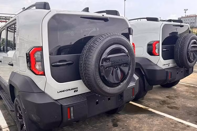 Land Cruiser FJ được phát triển dưới mã dự án “500D”, sử dụng nền tảng IMV0 với cấu trúc body-on-frame tương tự Hilux Champ. Tuy nhiên, điểm khác biệt đáng chú ý nằm ở cấu hình trục cơ sở ngắn SSWB (Super Short Wheelbase), giúp chiếc SUV này linh hoạt hơn trong điều kiện đô thị mà vẫn duy trì khả năng off-road đặc trưng.