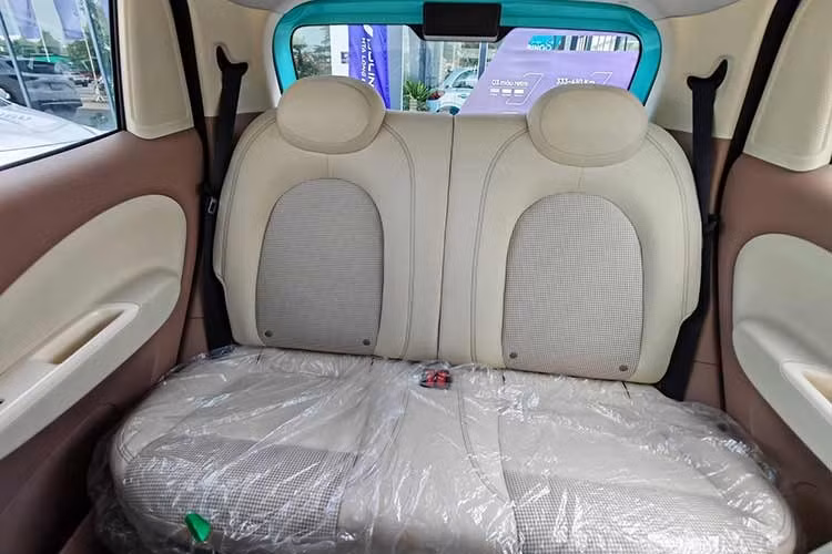 Sự khác biệt tiếp tục thể hiện ở hệ thống phanh. Bản 205 km dùng phanh đĩa trước và tang trống sau, đi kèm phanh tay cơ. Bản 300 km nâng cấp lên phanh đĩa cả trước và sau, tích hợp phanh tay điện tử và Auto Hold. Các công nghệ như cân bằng điện tử, hỗ trợ phanh khẩn cấp và kiểm soát lực kéo cũng chỉ có trên phiên bản cao hơn.