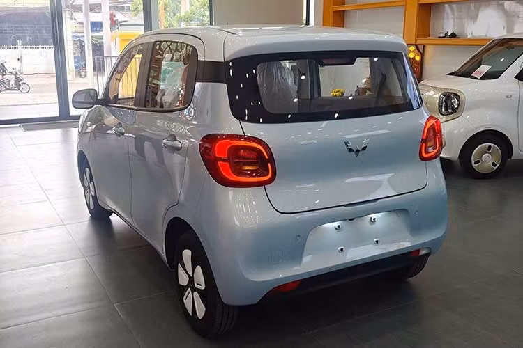 So với Mini EV, Wuling Macaron 2026 mới được thay đổi đáng kể về thiết kế. Mẫu xe mới sở hữu cấu hình 5 cửa thay cho kiểu 3 cửa trước đây, đồng thời chuyển từ phong cách hình hộp sang các đường nét bo tròn mềm mại hơn.