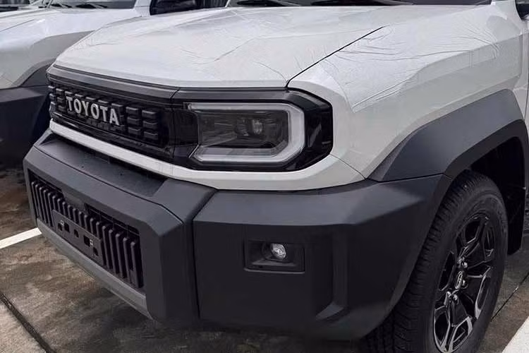 Về kích thước, Land Cruiser FJ dài 4.610 mm, rộng 1.855 mm và cao 1.890 mm, trục cơ sở đạt 2.580 mm. Khoảng sáng gầm lên tới 245 mm cùng khả năng lội nước 700 mm cho thấy rõ định hướng địa hình của mẫu xe này. Trong khi đó, bán kính quay vòng chỉ 5,5 m giúp việc di chuyển trong phố trở nên thuận tiện hơn đáng kể.