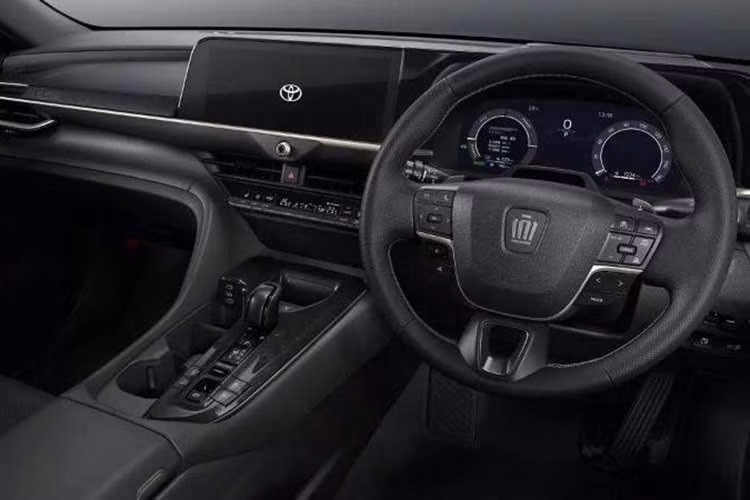 Không gian nội thất của mẫu xe nhà Toyota được cho là sẽ gần như giữ nguyên, nhưng một số trang bị sẽ được điều chỉnh. Gói trang bị Cold Weather Pack sẽ trở thành tiêu chuẩn trên toàn bộ các phiên bản, tương tự lẫy chuyển số sau vô lăng.