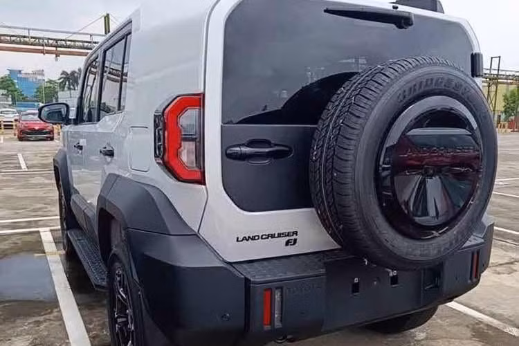 Về công nghệ an toàn, Land Cruiser FJ được trang bị gói Toyota Safety Sense với các tính năng như cảnh báo tiền va chạm, hỗ trợ giữ làn đường, cảnh báo điểm mù, cảnh báo phương tiện cắt ngang phía sau và kiểm soát hành trình thích ứng toàn dải tốc độ.