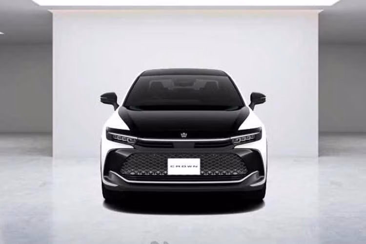 Nhờ đó, tổng công suất hệ thống tăng thêm 5 mã lực (4 kW), đạt 236 mã lực (176 kW). Mẫu xe cũng được kỳ vọng có thể chạy bằng điện trong nhiều tình huống hơn so với trước. Trong khi đó, hệ truyền động Dual Boost Hybrid trên Crown Crossover 2027 phiên bản RS vẫn được giữ nguyên. Cấu hình này kết hợp động cơ tăng áp 2.4L với 2 mô-tơ điện, cho tổng công suất 344 mã lực (257 kW).