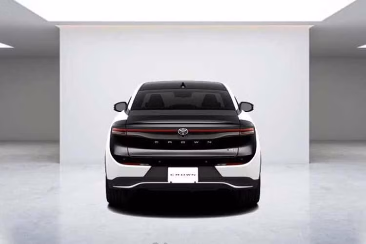 Theo thông tin từ các đại lý tại Nhật Bản, Toyota Crown Crossover 2027 sẽ được nâng cấp lên hệ truyền động hybrid thế hệ thứ 5. Hệ truyền động này vẫn sử dụng động cơ hút khí tự nhiên, dung tích 2.5L nhưng kết hợp với mô-tơ điện mạnh hơn với công suất tăng thêm 16 mã lực (12 kW).