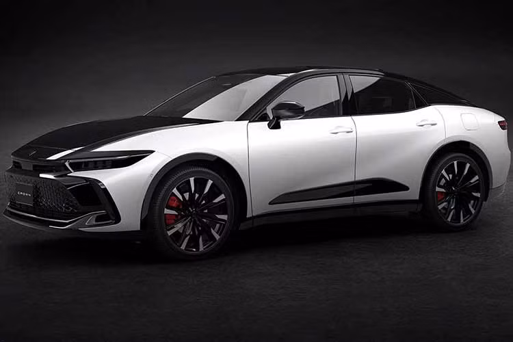 Toyota đã công bố những hình ảnh đầu tiên của Crown Crossover phiên bản 2027 tại thị trường Nhật Bản trước khi mẫu xe chính thức ra mắt vào giữa tháng 9 năm nay. Bên cạnh những thay đổi nhẹ về thiết kế, mẫu xe fastback gầm cao sau 4 năm có mặt trên thị trường cũng được cho là sẽ được nâng cấp hệ truyền động hybrid và bổ sung một số trang bị mới.