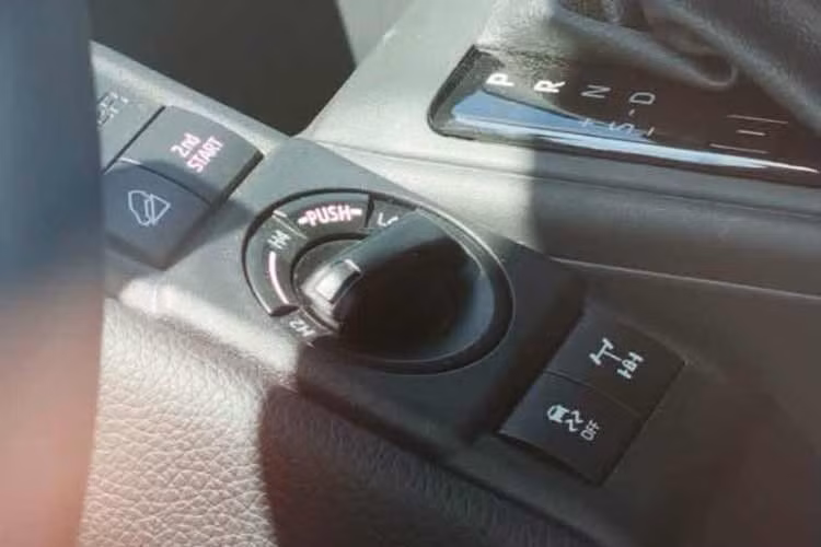 Toyota Land Cruiser FJ sử dụng động cơ xăng bốn xi-lanh 2TR-FE dung tích 2.7L, cung cấp công suất 166 mã lực và mô-men xoắn 245 Nm, đi kèm hộp số tự động sáu cấp cùng hệ dẫn động bốn bánh bán thời gian.