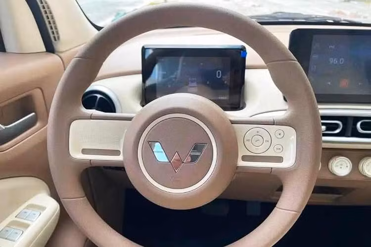 Trong khi đó, Wuling Macaron 2026 phiên bản lăn bánh 300 km/sạc được bổ sung màn hình phụ 8 inch, nâng cấp lên đèn LED và sử dụng chìa khóa điện tử. Tuy nhiên, hệ thống giải trí vẫn chưa hỗ trợ kết nối điện thoại thông minh.