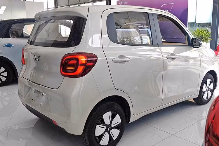 Ở tầm giá 269 - 329 triệu đồng, Wuling Macaron sẽ không dễ tạo lợi thế trước các mẫu xe điện mini đang có mặt trên thị trường. Phiên bản tiêu chuẩn của xe có giá cao hơn 70 triệu đồng so với Bestune Xiaoma và đắt hơn 81 triệu đồng so với VinFast VF2 cũng như VinFast Minio Green.