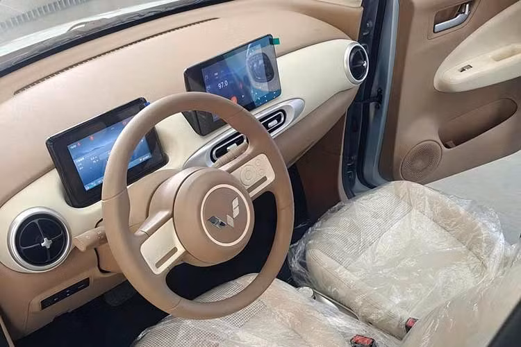 Về an toàn, Wuling Macaron bản tiêu chuẩn chỉ có 1 túi khí cho ghế lái, còn bản cao hơn có 2 túi khí phía trước. Cả hai đều có ISOFIX, camera lùi và cảnh báo lùi, nhưng tính năng hỗ trợ khởi hành ngang dốc chỉ xuất hiện trên bản 300 km.