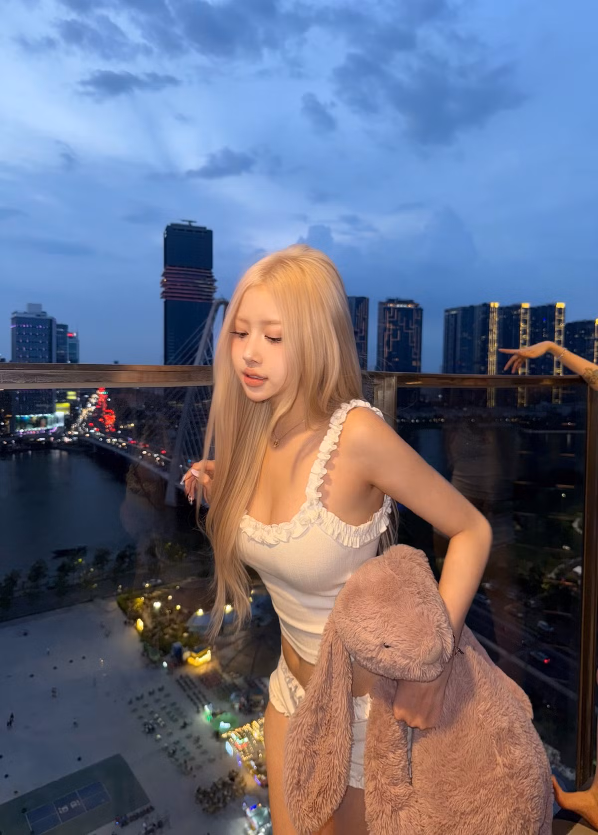 Tranh cãi chuyện "cố giống" hình tượng gái xinh xứ Hàn, hot girl Việt không ngại giãi bày rằng cô theo đuổi hình tượng của một cô gái xinh đẹp, tài giỏi thì chẳng có gì phải e ngại. Nữ idol cũng là động lực để cô chăm chỉ chăm sóc bản thân, ngày càng hoàn thiện chính mình.