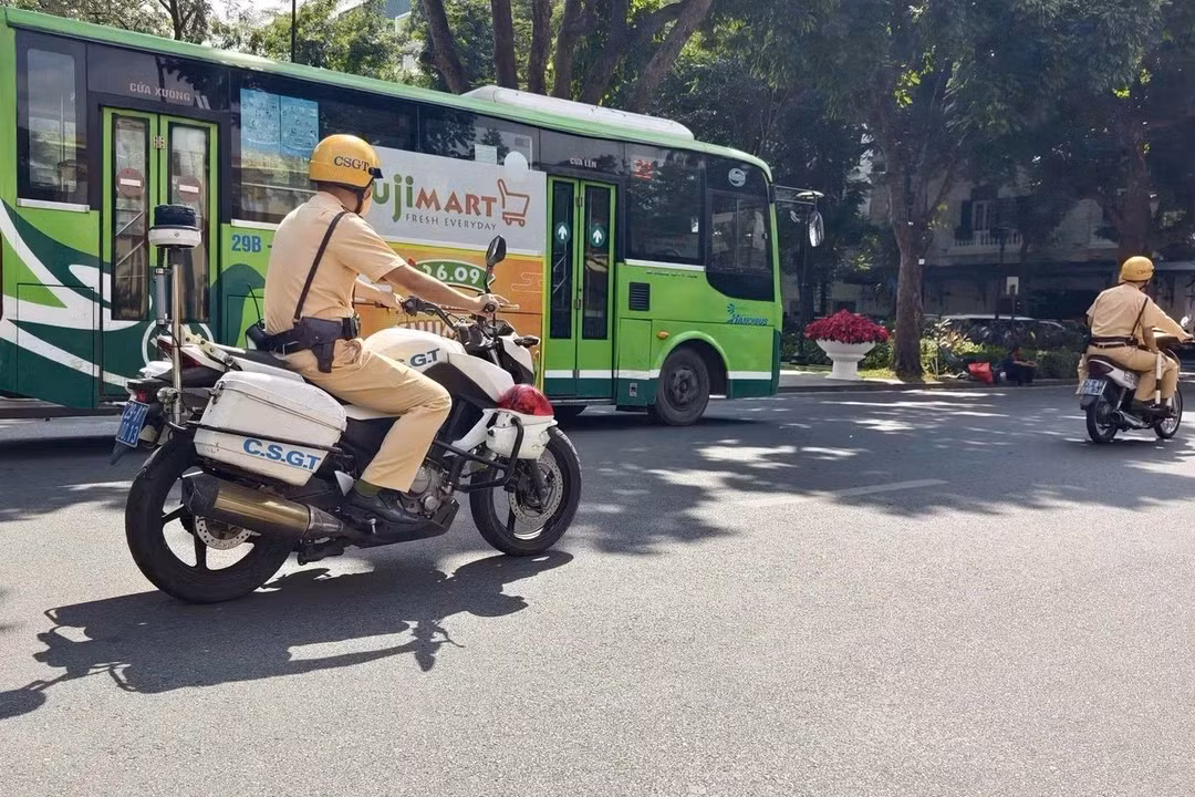 Khu vực phố cổ Hà Nội có đặc điểm là nhiều tuyến đường nhỏ, mật độ phương tiện và hoạt động kinh doanh cao. Tại những tuyến phố này, việc dừng, đỗ ô tô không đúng vị trí có thể làm thu hẹp phần đường lưu thông, ảnh hưởng đến hoạt động đi lại của người dân và các phương tiện khác.