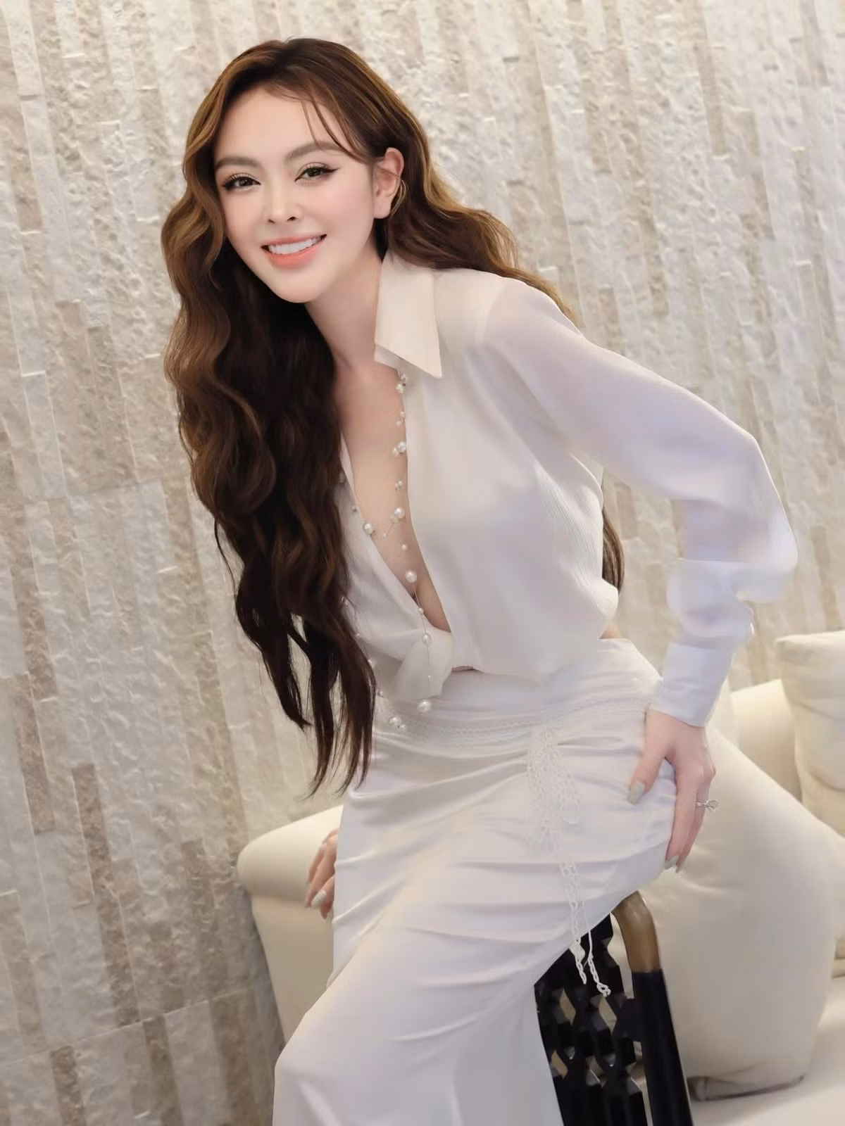 Nhiều người hâm mộ dành lời khen ngợi cho vóc dáng và thần thái của cô, cho rằng cô vẫn giữ được sức hút "miễn chê".