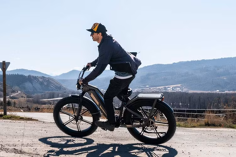 Engwe M20 ﻿Engwe M20 mang dáng vẻ của một chiếc cafe racer và sức mạnh gần như xe máy, với động cơ 1200W đạt tốc độ 45 km/h, cùng tùy chọn pin đôi cho quãng đường lên tới 128 km.