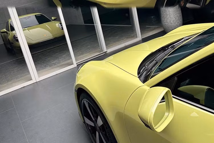 Đây cũng là xe 911 duy nhất mang màu Cartagena yellow Metallic tại thị trường Việt Nam, chủ xe là 1 người sinh sống và làm việc ở Cần Thơ. Đèn pha LED Matrix tiêu chuẩn của 911 được tích hợp xi nhan, loại bỏ đèn phụ phía trước và các hốc hút gió làm mát lớn hơn ở phần đầu xe.