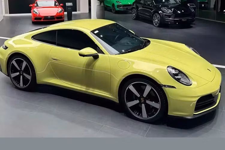 Mẫu xe thể thao Porsche 911 đã bước sang bản 992.2 về cơ bản là phiên bản nâng cấp giữa vòng đời, và cũng làm cho mức giá bán của xe tăng đáng kể so với 911 992.1. Trong đó có vài chiếc 911 992.2 đã lộ diện chủ yếu là xe coupe và mui trần.
