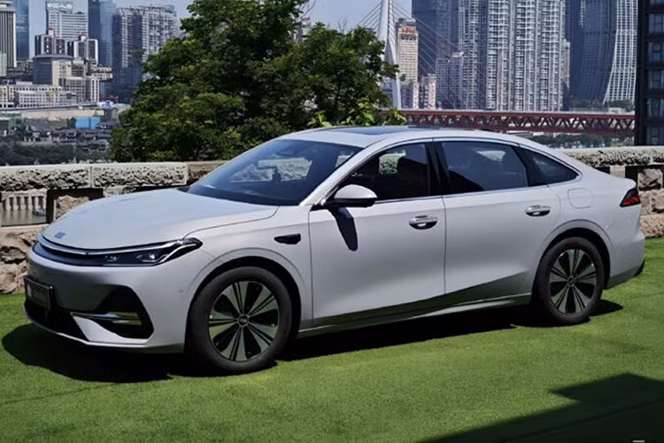 Động cơ kết hợp với mô-tơ điện P3 tích hợp trong hộp số hybrid chuyên dụng một cấp của xe. Mô-tơ điện này tạo ra công suất tối đa 238 mã lực và mô-men xoắn cực đại 262 Nm. Nhờ đó, xe có khả năng tăng tốc từ 0-100 km/h trong 7,1 giây và đạt tốc độ tối đa 190 km/h.