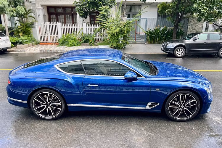 Cụ thể đây là chiếc Bentley Continental GT First Edition đời 2018, xe được nhập khẩu chính hãng, và đã trải qua 1 số đời chủ, thú vị là dù đã 7 năm tuổi tại thị trường Việt Nam, chiếc xe Bentley Continental GT bản đặc biệt First Edition này chỉ mới chạy 6.800 km.