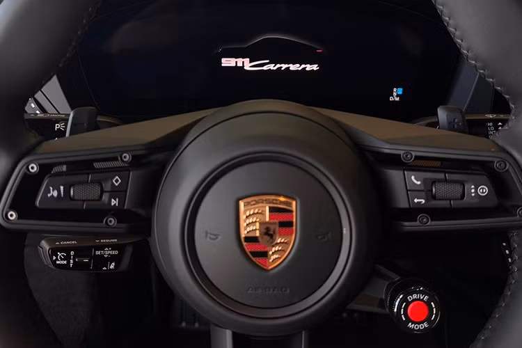 Porsche thiết kế nội thất 911 mới với tiêu chuẩn hai chỗ ngồi. Lần đầu tiên nút khởi động mới xuất hiện trên 911, được đặt ở bên trái của vô lăng. 911 sở hữu cụm đồng hồ kỹ thuật số hoàn toàn,...