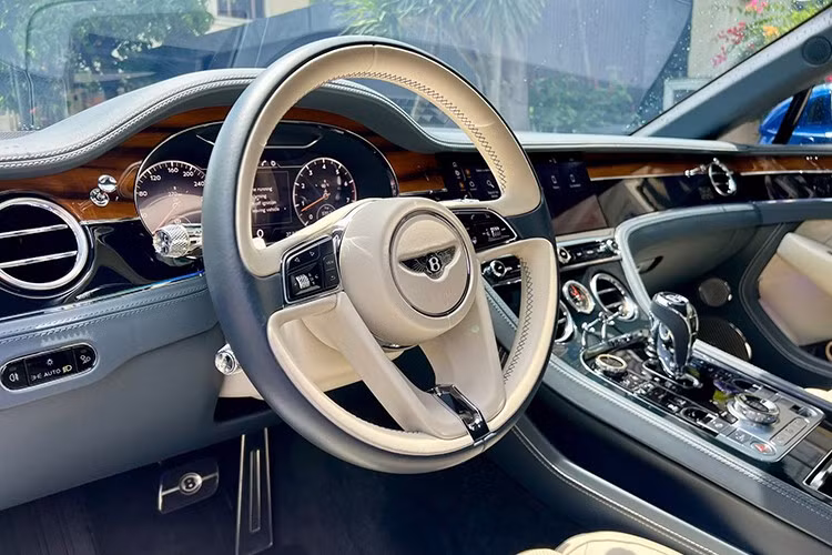Nội thất của Bentley Continental GT First Edition 2018 có nhiều chi tiết được khâu hình quả trám và chỉ khâu tương phản. Bentley cung cấp đến 4 loại gỗ ốp cho nội thất của Continental GT First Edition 2018 như Dark Stained Madrona, Dark Fiddleback Eucalyptus, Tamo Ash và Liquid Amber.