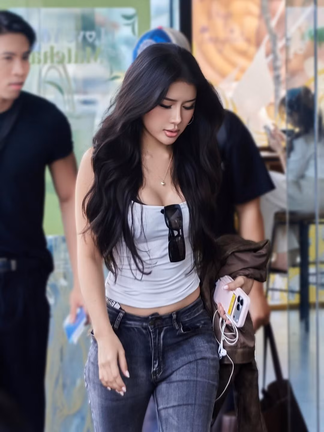 Trong những khung hình được ghi lại, Xuân Ca diện áo hai dây ôm sát kết hợp quần jeans cạp cao, khoe vòng eo thon gọn và đường cong khỏe khoắn. Mái tóc đen dài buông xõa tự nhiên, làn da sáng cùng đường nét gương mặt sắc sảo giúp cô nổi bật ngay cả trong khoảnh khắc đời thường.