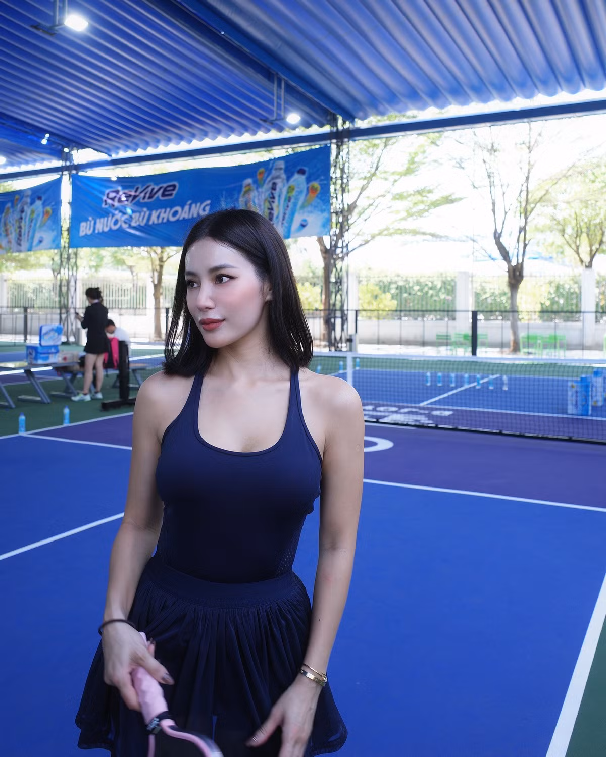 Tinh thần nghiêm túc và sự bền bỉ ấy khiến Milan Phạm trở thành một trong những gương mặt nổi bật khi nhắc đến pickleball trong cộng đồng mạng Việt Nam. Trên trang cá nhân, cô thường xuyên đăng tải loạt ảnh trên sân đấu, vừa cuốn hút vừa tràn đầy năng lượng.