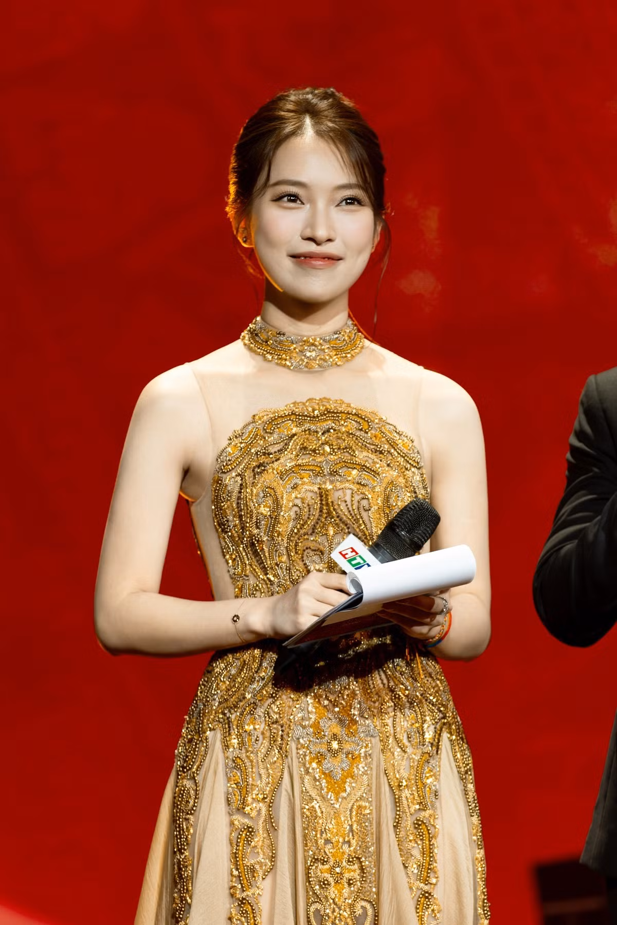 Vừa qua tại Thành phố Hồ Chí Minh, MC Khánh Vy – gương mặt quen thuộc của VTV và là một trong những nữ MC trẻ được yêu thích nhất hiện nay – đã trở thành tâm điểm chú ý khi xuất hiện tại Lễ Bế mạc và Trao giải Liên hoan Phim Việt Nam lần thứ XXIV. Nhan sắc ngọt ngào cùng thần thái sang trọng của cô khiến người hâm mộ không khỏi trầm trồ.