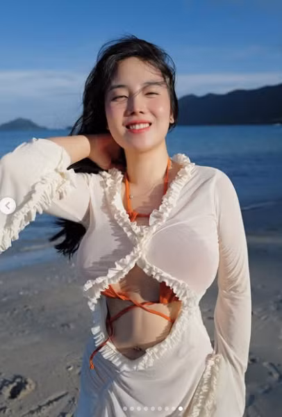 Hot TikToker Hồng Trân Naiverosie triệu người theo dõi được biết đến với nội dung chuyên về tư vấn tâm lý và tình cảm. Cô nàng thoải mái chia sẻ đầy tâm huyết những bí quyết, lời khuyên hữu ích về tình yêu, cách ứng xử trong các mối quan hệ gia đình và cuộc sống.