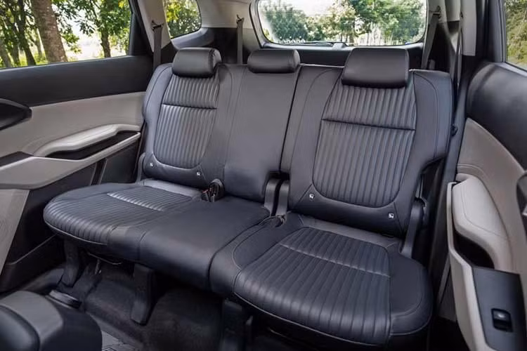 Bên cạnh đó, Carens Clavis nổi bật với không gian nội thất rộng rãi thuộc hàng đầu phân khúc dành cho 7 người với 3 hàng ghế. Nội thất xe được trang bị ghế da với bề mặt thiết kế thoáng khí, mang đến sự thư giãn và thoải mái cho khách hàng. Đặc biệt, hàng ghế 3 gập 5:5 linh hoạt chuyển đổi giữa không gian chở người và khoang hành lý, tối ưu khả năng chứa đồ trong những chuyến du lịch dài.