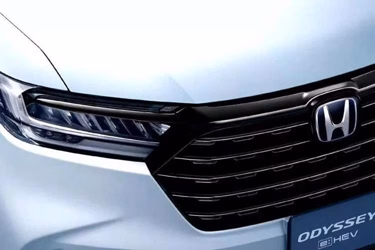 Honda Odyssey 2027 vẫn có kích thước dài x rộng x cao lần lượt 4.861 x 1.820 x 1.712 mm và chiều dài cơ sở 2.900 mm. Xe có 7 chỗ ngồi bố trí theo cấu hình 2+2+3. Bên cạnh đó, xe còn được trang bị hệ thống treo trước kiểu MacPherson và hệ thống treo sau dạng thanh xoắn. Trọng lượng không tải dao động từ 1.860-1.973 kg, tùy phiên bản.