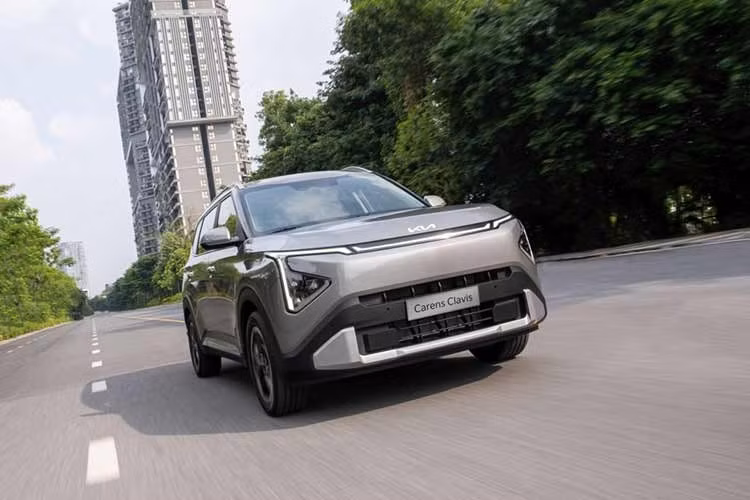 Tại Việt Nam, THACO AUTO sẽ phân phối Carens Clavis song song với Kia Carens hiện hữu, với hai phiên bản 1.5G Deluxe và 1.5G Luxury, đi kèm giá bán tương ứng là 639 triệu đồng và 679 triệu đồng. Mẫu xe này sẽ mang đến thêm lựa chọn cho khách hàng đang tìm kiếm một mẫu MPV 7 chỗ với thiết kế SUV, không gian đa dụng và hệ thống công nghệ, an toàn được nâng cấp.