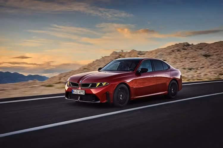 Các phiên bản 330, 330 xDrive và M350 xDrive có cùng kích thước dài 4.754 mm, rộng 1.849 mm và cao 1.455 mm. Trong khi đó, i3 50 xDrive dài 4.759 mm, rộng 1.864 mm và cao 1.480 mm. Sự khác biệt này xuất phát từ nền tảng sử dụng. 3 Series mới tiếp tục dựa trên kiến trúc CLAR được nâng cấp từ thế hệ trước, thay vì nền tảng Neue Klasse như i3.