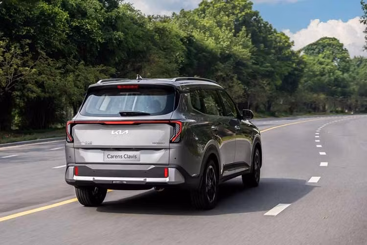 Kia Carens Clavis 2026 tại Việt Nam sử dụng động cơ xăng Smartstream 1.5L, công suất tối đa 113 mã lực, mô-men xoắn cực đại 144 Nm, kết hợp hộp số CVT. Xe được phát triển trên nền tảng khung gầm K2, hướng đến khả năng vận hành linh hoạt trong đô thị cũng như trên các hành trình dài.