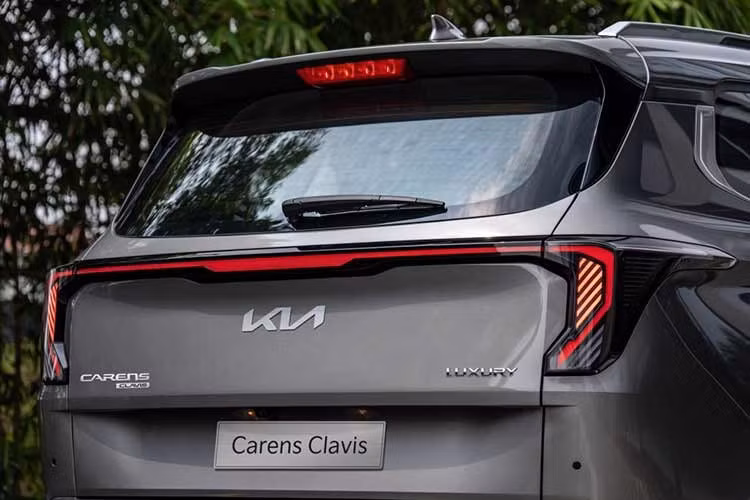 Tinh thần SUV tiếp tục được nhấn mạnh qua cản trước và cản sau tái thiết kế theo phong cách thể thao, kết hợp cùng mâm hợp kim 17’’ kiểu dáng mới, tạo nên tổng thể cân đối và năng động. Với lợi thế gầm cao cùng cấu hình 7 chỗ linh hoạt, mẫu xe phù hợp với nhiều điều kiện di chuyển từ hành trình thường nhật trong đô thị, công việc đến những chuyến du lịch cùng gia đình.