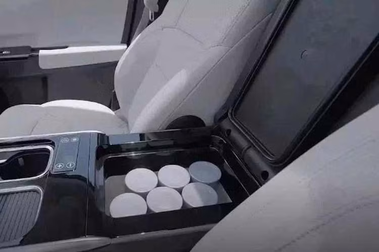 Tuy nhiên, màn hình trên Honda Odyssey 2027 bản tiêu chuẩn không hỗ trợ điều khiển bằng giọng nói hoặc dẫn đường mà chủ yếu đóng vai trò kết nối điện thoại thông minh thông qua Apple CarPlay, Huawei HiCar và Carlink.