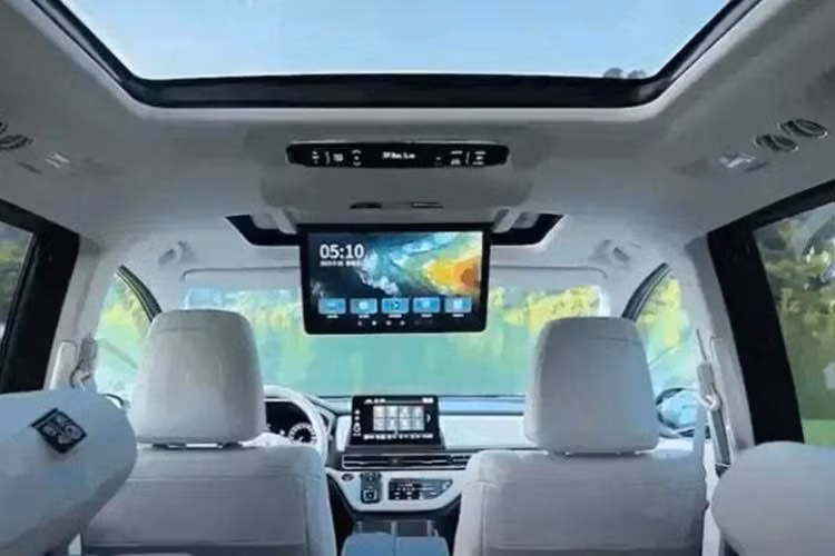 Đáng chú ý, phiên bản tiêu chuẩn trước đây đã bị loại bỏ. Phiên bản tiêu chuẩn mới của Honda Odyssey 2027 tại thị trường Trung Quốc là Pro. Phiên bản này gây chú ý với màn hình trung tâm 12,3 inch, lớn hơn màn hình 10,1 inch trên các phiên bản cao cấp hơn.