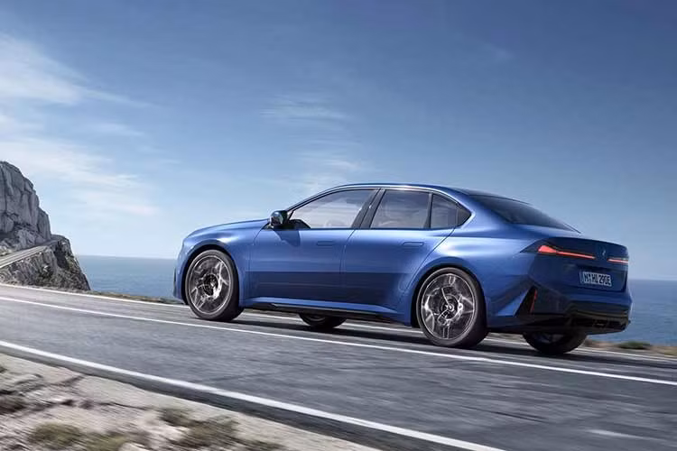 Một trong những tính năng đáng chú ý trên M350 xDrive là Drift Moment. Khi được kích hoạt, hệ thống có thể chuyển mẫu sedan sang cấu hình dẫn động cầu sau, phục vụ khả năng vận hành theo hướng drift. Tính năng này chưa được cung cấp ngay khi xe bán ra mà sẽ được BMW kích hoạt thông qua cập nhật phần mềm vào một thời điểm chưa được công bố trong năm tới.