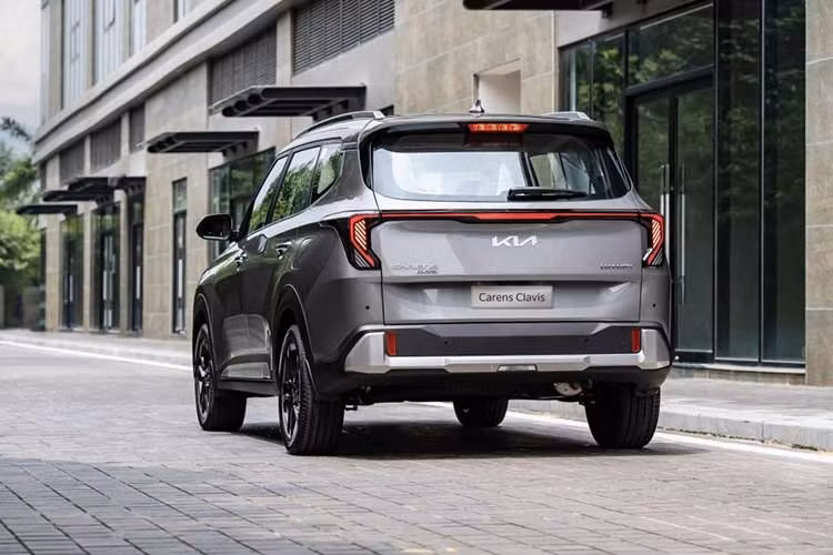 Carens Clavis sở hữu thiết kế khác biệt với ngôn ngữ thiết kế SUV thế hệ mới, kết hợp giữa vẻ bề thế, đường nét sắc sảo và những chi tiết đậm công nghệ. Nổi bật ở phần đầu xe là cụm đèn chiếu sáng Ice Cube LED với ba mô-đun LED lấy cảm hứng từ những khối pha lê lập phương, được bố trí theo cấu trúc tam giác độc đáo.