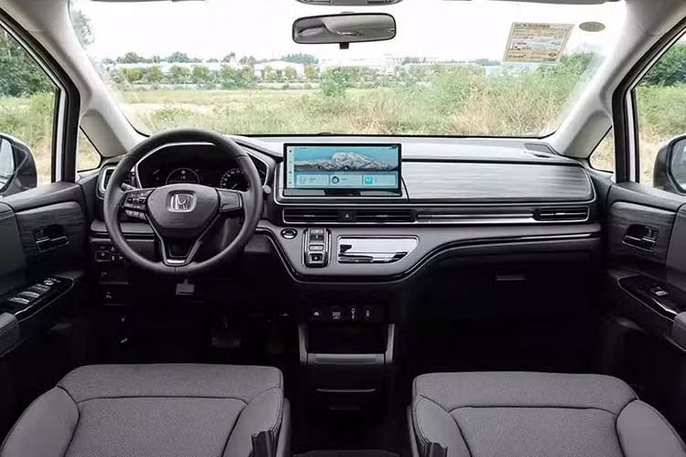 Chưa hết, Honda Odyssey 2027 mới còn có tủ lạnh tích hợp, hệ thống camera 720 độ, gương chiếu hậu kỹ thuật số và màn hình giải trí gắn trên trần dành cho hành khách phía sau. Đây là những trang bị phổ biến trên các mẫu SUV và MPV năng lượng mới (NEV) của các thương hiệu nội địa Trung Quốc.