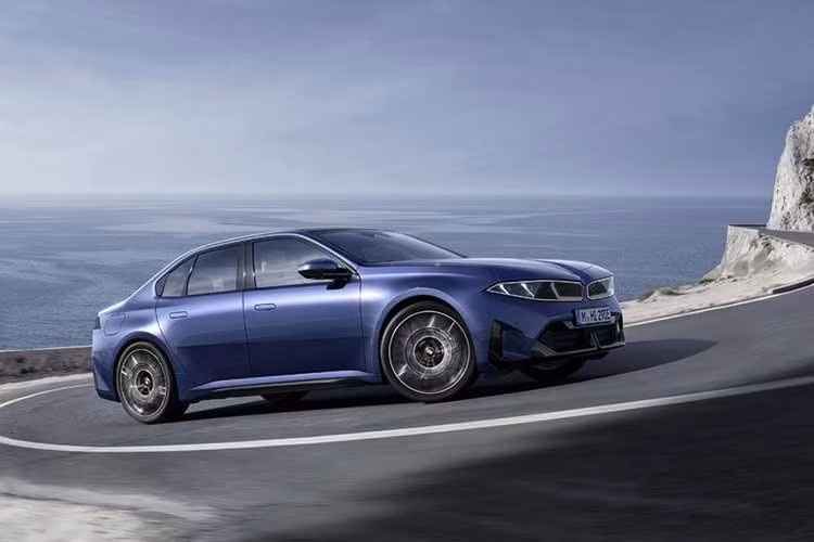 Về hỗ trợ lái, BMW 3 Series mới được trang bị hệ thống hỗ trợ lái cấp độ 2 cùng công nghệ Symbiotic Drive. Hệ thống cho phép người lái thực hiện các thao tác đánh lái, tăng tốc và phanh mà không làm hệ thống hỗ trợ cấp độ 2 bị ngắt. BMW chưa công bố giá bán của 3 Series mới tại Mỹ. Các phiên bản 330, 330 xDrive và M350 xDrive dự kiến bắt đầu được bán tại thị trường này trong quý I/2027.