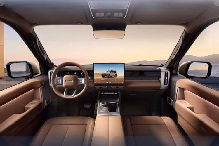 Mẫu xe tiếp tục sử dụng kết cấu unibody và giữ nguyên kích thước hiện tại, gồm chiều dài 4.909 mm (5.055 mm nếu tính cả bánh dự phòng phía sau), rộng 1.976 mm và cao tối đa 1.894 mm. Chiều dài cơ sở đạt 2.910 mm. Các thông số phục vụ vận hành địa hình gồm góc tiếp cận 24 độ, góc thoát 23 độ, khả năng lội nước sâu 600 mm và độ cứng xoắn thân xe đạt 32.186 Nm/độ.