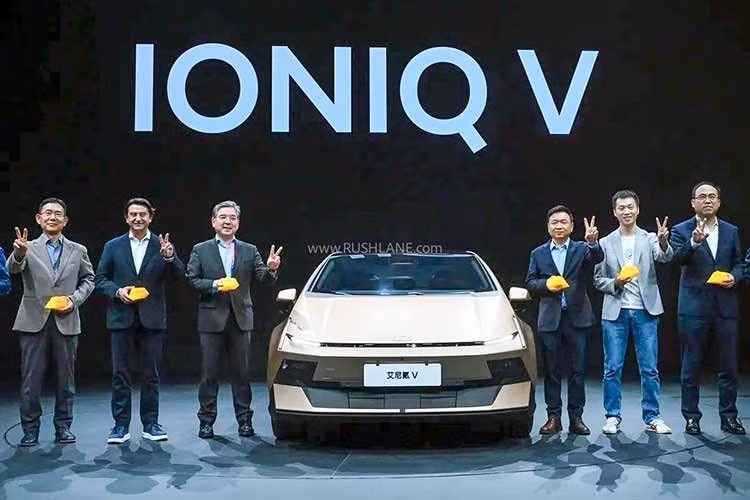 Hyundai Ioniq V 2027 đã chính thức mở bán tại Trung Quốc. Dù được phát triển bởi Trung tâm Thiết kế Hyundai Trung Quốc, mẫu ôtô điện mang phong cách tương lai này dự kiến sẽ tiến ra các thị trường toàn cầu, củng cố vị thế của hãng xe Hàn Quốc trong phân khúc xe năng lượng mới (NEV) đang phát triển.