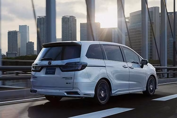Tất cả các phiên bản của mẫu MPV này đều sử dụng hệ truyền động hybrid e:HEV với động cơ hút khí tự nhiên, dung tích 2.0L, cho tổng công suất kết hợp 212 mã lực thông qua hộp số tự động E-CVT. Mức tiêu thụ nhiên liệu theo chu trình WLTC dao động từ 5,88-6,17 lít/100 km.