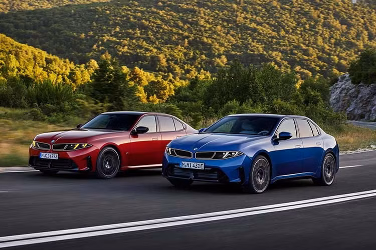 BMW vừa giới thiệu thế hệ thứ tám của dòng xe 3 Series, tiếp tục duy trì dòng sedan chủ lực bên cạnh các mẫu xe điện thuộc nền tảng Neue Klasse. Phiên bản mới có thiết kế tương đồng đáng kể với i3 thuần điện, nhưng được điều chỉnh một số chi tiết để phù hợp với hệ truyền động động cơ đốt trong.