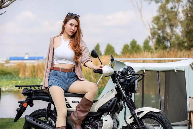 Điểm khác biệt lớn nhất của phiên bản Special Edition nằm ở hệ thống phụ kiện chuyên dụng được lắp đặt sẵn. Phần đầu xe được trang bị giá để đồ làm từ ống thép STKM11A dày 1,5mm, bề mặt sơn tĩnh điện bền bỉ với khả năng chịu tải 1kg, hỗ trợ người dùng cố định các vật dụng nhỏ trong hành trình.