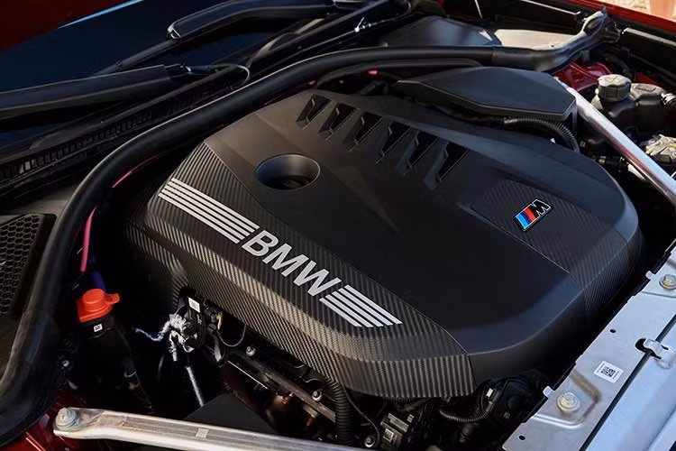 M350 xDrive có khả năng tăng tốc 0-96 km/h trong 3,9 giây, tốc độ tối đa 209 km/h. Khi trang bị lốp thể thao, giới hạn tốc độ được nâng lên 250 km/h. Trong khi đó, các phiên bản 330 và 330 xDrive sử dụng động cơ 4 xi-lanh 2.0L tăng áp, công suất 255 mã lực và mô-men xoắn 400 Nm. Hai phiên bản này cần 5,9 giây để tăng tốc 0-96 km/h.