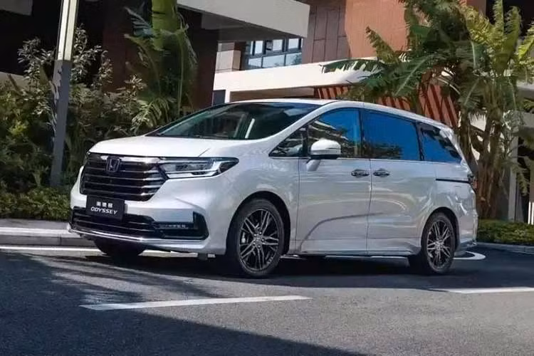 Honda vừa nâng cấp mẫu MPV cỡ lớn Odyssey 2027 tại thị trường Trung Quốc. Mẫu xe MPV thế hệ mới này có mức giá khởi điểm từ 184.800 Nhân dân tệ (khoảng 647 triệu đồng). Honda Odyssey tại Trung Quốc vốn không phải là mẫu xe có kích thước lớn hơn dành cho thị trường Bắc Mỹ.