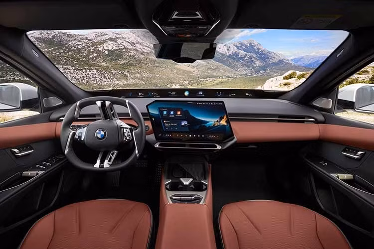 Dù vậy, khoang nội thất được nâng cấp theo phong cách của các mẫu xe điện BMW thế hệ mới. Xe sở hữu vô-lăng thiết kế mới với cụm điều khiển cảm ứng, màn hình thông tin giải trí 17,9 inch đặt nghiêng và hệ thống Panoramic iDrive. Khách hàng cũng có thể lựa chọn màn hình hiển thị thông tin 3D trên kính lái.