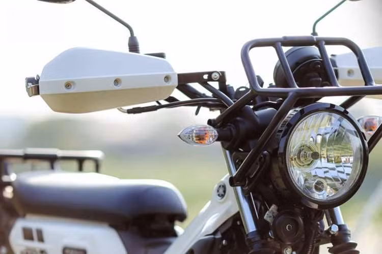 Nhằm đảm bảo khả năng vận hành trên những cung đường xấu, Yamaha đã bổ sung khung bảo vệ gầm bằng thép uốn, giúp che chắn các bộ phận quan trọng như nắp xi-lanh và cacte. Đáng chú ý, ở khu vực phía sau, yên xe truyền thống đã được thay thế hoàn toàn bằng giá chở hàng dạng ống thép chuyên dụng.
