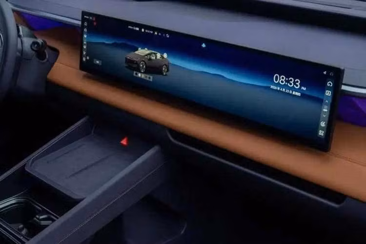 Hyundai Ioniq V sử dụng hệ thống điện cao áp 800V. Phiên bản tiêu chuẩn được trang bị bộ pin LFP dung lượng 53,5 kWh do CATL cung cấp, kết hợp với mô-tơ điện công suất 188 mã lực. Xe có phạm vi hoạt động 540 km theo chu trình CLTC của Trung Quốc.