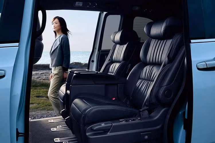 Phiên bản tiêu chuẩn trước đây của Odyssey là một trong những mẫu xe đắt đỏ nhất tại Trung Quốc không được trang bị màn hình thông tin giải trí. Với giá bán 175.900 Nhân dân tệ (615 triệu đồng), xe thiếu nhiều tính năng phổ biến như hệ thống kiểm soát hành trình, camera lùi và vô lăng đa chức năng. Thay vì màn hình trung tâm, xe chỉ có một tấm ốp che kín vị trí này.